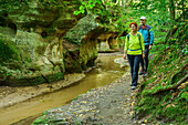 Mann und Frau beim Wandern gehen durch Bitterbachschlucht, Lauf an der Pegnitz, Franken, Bayern, Deutschland