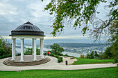 Mann und Frau beim Wandern am Niederwaldtempel mit Blick auf Rhein, Rüdesheim, Rheinsteig, UNESCO-Welterbe Oberes Mittelrheintal, Kulturlandschaft Oberes Mittelrheintal, Hessen, Deutschland