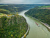 Schiff fährt auf dem Rhein an Loreleyfelsen vorüber, vom Rheinsteig, UNESCO-Welterbe Oberes Mittelrheintal, Kulturlandschaft Oberes Mittelrheintal, Rheinland-Pfalz, Deutschland