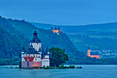 Blick auf Burg Pfalzgrafenstein im Rhein, Oberwesel im Hintergrund, Rheinsteig, UNESCO-Welterbe Oberes Mittelrheintal, Kulturlandschaft Oberes Mittelrheintal, Rheinland-Pfalz, Deutschland