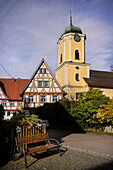 Fachwerkhaus und Evangelische Kirche in Türkheim, Bad Überkingen, Landkreis Göppingen, Schwäbische Alb, Baden-Württemberg, Deutschland, Europa