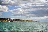 Blick von der Fähre über den Bodensee bei Meersburg mit Burg und Schloss, Bodenseekreis, Baden-Württemberg, Deutschland, Europa