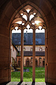 Gotisches Fenster im Kreuzgang der Benediktinerabtei Kloster Alpirsbach, Landkreis Freudenstadt, Schwarzwald, Baden-Württemberg, Deutschland, Europa