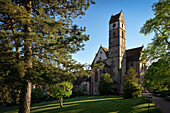 Kurgarten mit Klosterkirche der Benediktinerabtei Kloster Alpirsbach, Landkreis Freudenstadt, Schwarzwald, Baden-Württemberg, Deutschland, Europa