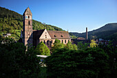 Blick zur Klosterkirche der Benediktinerabtei Kloster Alpirsbach, Landkreis Freudenstadt, Schwarzwald, Baden-Württemberg, Deutschland, Europa