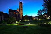Blick über Kurgarten zur Klosterkirche der Benediktinerabtei Kloster Alpirsbach am Abend, Landkreis Freudenstadt, Schwarzwald, Baden-Württemberg, Deutschland, Europa