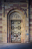 Westportal der Klosterkirche der Benediktinerabtei Kloster Alpirsbach, Landkreis Freudenstadt, Schwarzwald, Baden-Württemberg, Deutschland, Europa
