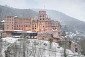  View from the castle garden of the snow-covered ruins of Heidelberg Castle, Heidelberg, Baden-Württemberg, Germany, Europe 