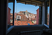 Blick aus einer alten Wohnung auf die Dächer von Venedig, Italien