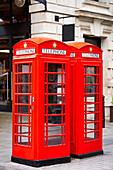  Rote Telefonzellen in der James Street, Covent Garden Market, London, England, Großbritannien 