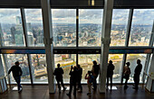  Menschen, die auf die Stadt blicken, Ansichten vom Shard, London, England, Großbritannien 
