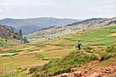 Wanderer in der Landschaft rund um Ain Leuh, Khenifra Region, Mittlerer Atlas, Marokko, Nordafrika