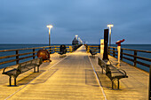 Seebrücke mit Tauchgondel zur blauen Stunde, Ostsee, Zingst, Mecklenburg-Vorpommern, Deutschland