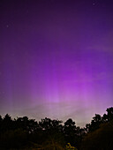 Der lila Himmel bei der Aurora Borealis, Sonnensturm 2024, über Woking, Grafschaft Surrey, England, Großbritannien