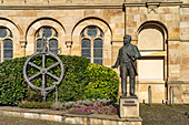Ludwig Windthorst Denkmal neben dem Dom St. Peter in Osnabrück, Niedersachsen, Deutschland