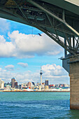 Bungee jumping at Harbor Bridge, Auckland, North Island, New Zealand