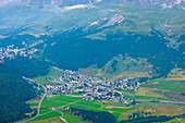 Luftblick über das Bergtal und die historische Kirche San Gian, Celerina, (Schlarigna), bei St. Moritz, Oberengadin, Graubünden, Schweiz.