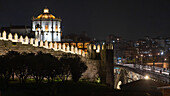 Blick auf Brücke Ponte Luis I und Kloster Mosteiro da Serra do Pilar vom Nordufer des Douro, Porto, Region Norte, Portugal
