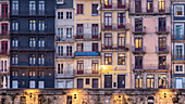  Narrow view of narrow houses in Porto&#39;s old town on the banks of the Dourol River, Porto, Portugal 