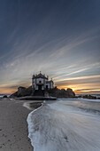 Abendliche Stimmung an der Strandkapelle Capela do Senhor da Pedra am Atlantik, Gulpilhares, Vila Nova de Gaia, Distrikt Porto, Portugal