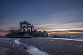 Abendliche Stimmung an der Strandkapelle Capela do Senhor da Pedra bei Ebbe am Atlantik, Gulpilhares, Vila Nova de Gaia, Distrikt Porto, Portugal