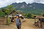 Ältere Hmong-Frau der ethnischen Minderheiten, Dorf Ban Pha Yong, in den Bergen bei Nong Khiaw, Provinz Luang Prabang, Laos, Südostasien