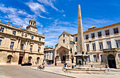 Obélisque, Hotel de Ville, Cathédrale Saint-Trophime, Place de la République, Arles, Bouches-du-Rhône, Provence-Alpes-Côte d’Azur, France, Europe