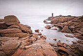  Coast with the Phare de Ploumanac&#39;h, Côte de Granit Rose, Côtes-d&#39;Armor, Brittany, France, Europe 