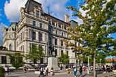  Kanada, Quebec, Montreal, Rathaus, Place Vauquelin, Menschen,  