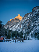  Sunrise at Lake Braies in winter, Braies, Bolzano, South Tyrol, Italy, Alps, Dolomites, Southern Europe, Europe 