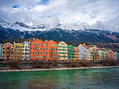 Blick über den Inn zur Altstadt und der Bergstation Hafelekar auf der Nordkette, Innsbruck, Karwendelgebirge, Tirol, Österreich