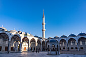  Courtyard of the Blue Mosque or Sultanahmet Mosque in Istanbul, Türkiye  