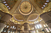 Kuppeln der Blauen Moschee oder Sultan-Ahmed-Moschee in Istanbul, Türkei 