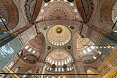 Innenraum und Kuppeln der Neuen Moschee Yeni Camii in Istanbul, Türkei 