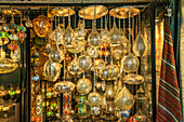  Shop with oriental lamps in the Grand Bazaar Kapalı Çarşı Istanbul, Türkiye  