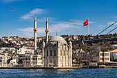 Die Ortaköy-Moschee am Bosporus in Beşiktaş, Istanbul, Türkei