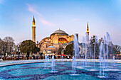 Brunnen im Sultan Ahmet Park und die Moschee Hagia Sophia oder Sophienkirche in der Abenddämmerung,  Istanbul, Türkei