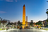 Der altägyptische Obelisk des Theodosius und Konstantinsäule oder auf dem Hippodrom in der Abenddämmerung, Istanbul, Türkei