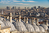 Blick über die Dächer der Süleymaniye Moschee auf die Skyline von Istanbul, Türkei 