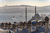 Blick über die Dächer der Süleymaniye Moschee auf die Neue Moschee Yeni Cami und den Bosporus, Istanbul, Türkei 