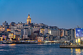 Beyoğlu und der Galataturm in der Abenddämmerung, Istanbul, Türkei 
