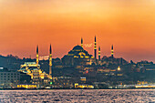 Die Neue Moschee Yeni Cami und die Süleymaniye-Moschee in der Abenddämmerung, Eminönü, Istanbul, Türkei 