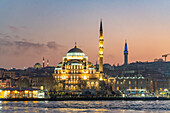 Die Neue Moschee Yeni Cami in der Abenddämmerung, Eminönü, Istanbul, Türkei 