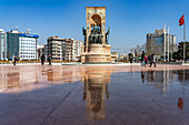 Das Denkmal der Republik Cumhuriyet Anıtı auf dem  Taksim-Platz Taksim Meydanı in Beyoğlu, Istanbul, Türkei 