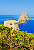 Torre des Savinar und Es Vedra Inseln im Hintergrund, Ibiza, Balearen, Spanien,