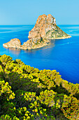Torre des Savinar und Es Vedra Inseln im Hintergrund, Ibiza, Balearen, Spanien,