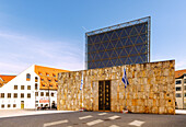 Deutschland, Bayern, Oberbayern, München, Sankt-Jakobs-Platz, Stadtmuseum München, Filmmuseum, Jüdische Hauptsynagoge Ohel Jakob, Gedenkplätze mit Kerzen, Blumen und persönlichen Nachrichten für die Opfer des Angriffs der Hamas vom 7. Oktober 2023