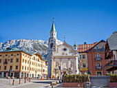 City center of Cortina d&#39;Ampezzo with the Basilica of St. Philip and St. James, Italy, Belluno, Veneto, Alps, Dolomites, Europe 