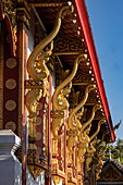 Goldene Figuren an buddhistischen Tempel, Luang Prabang, Luang Prabang District, Laos, Asien