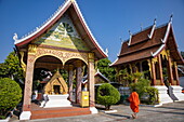 Mönch im buddhistischen Tempel Wat Xiengthong, Luang Prabang, Luang Prabang District, Laos, Asien